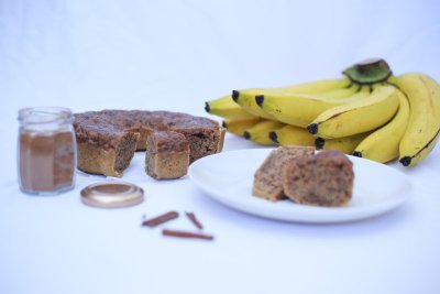 Deze bananencake bak je zonder oven, gewoon in de pan